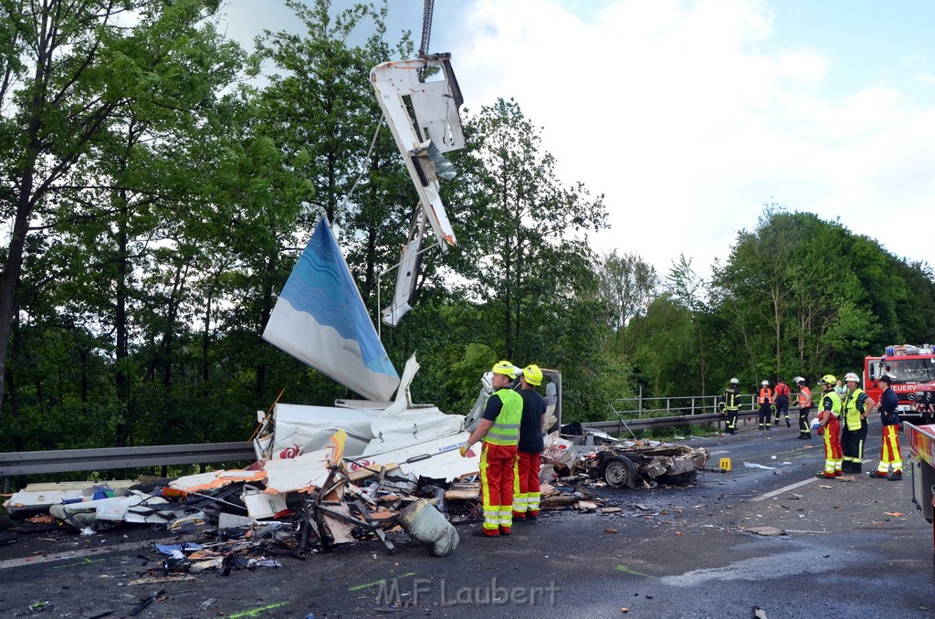 Schwerer VU A 1 Rich Koeln hinter AS Burscheid P655.JPG - Miklos Laubert